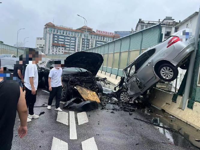 罐车撞断高架桥护栏坠落 现场曝光