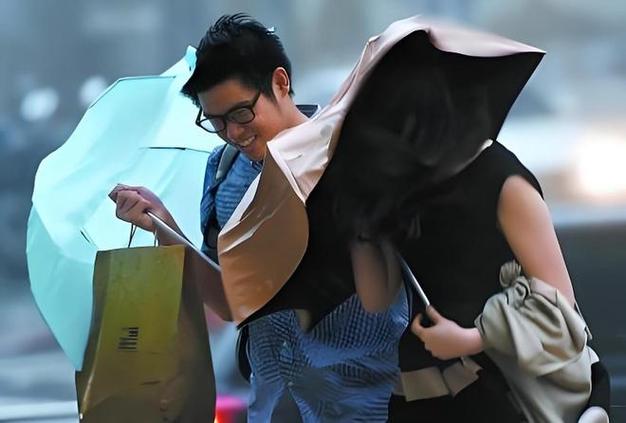 台风杨柳登陆台湾:掀三层楼高巨浪
