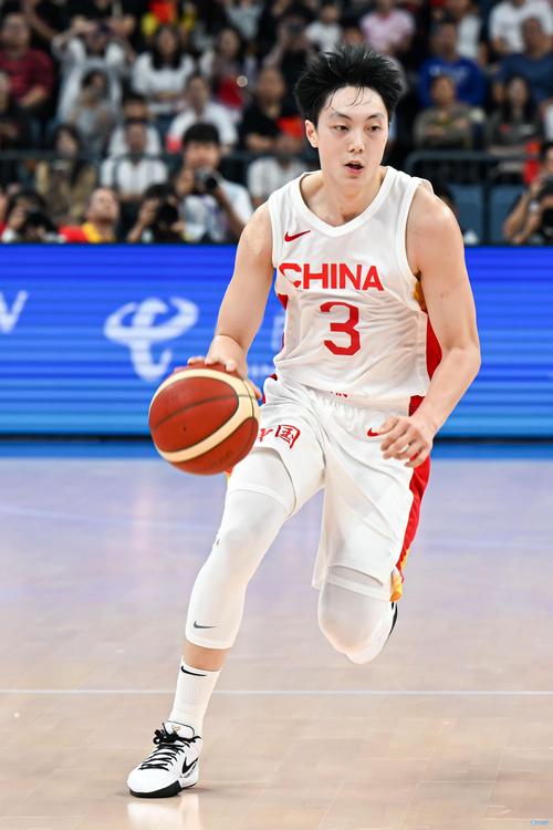 韩国球员小动作太多 胡明轩被推搡
