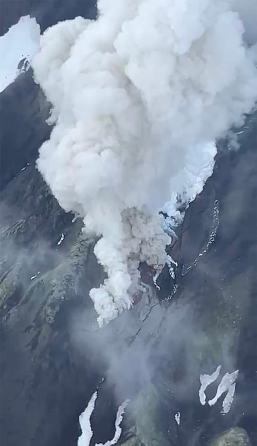俄堪察加火山喷发9000米高灰柱