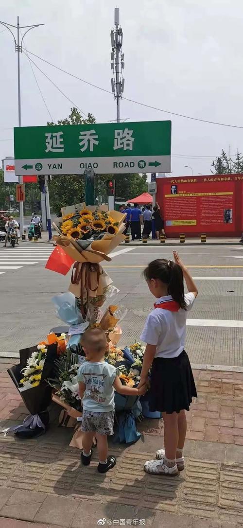 漯河“受降路”路牌前摆满鲜花