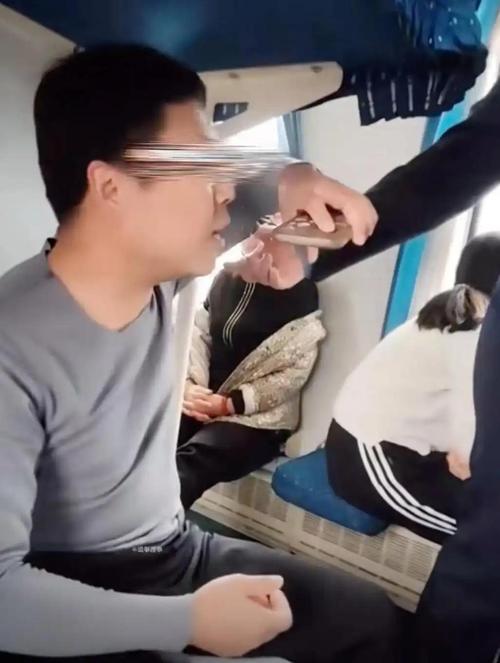 乘客吐槽高铁邻座400斤男子致拥挤