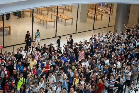 苹果又开一店 有“果粉”通宵排队