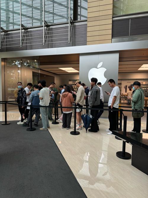 苹果又开一店 有“果粉”通宵排队