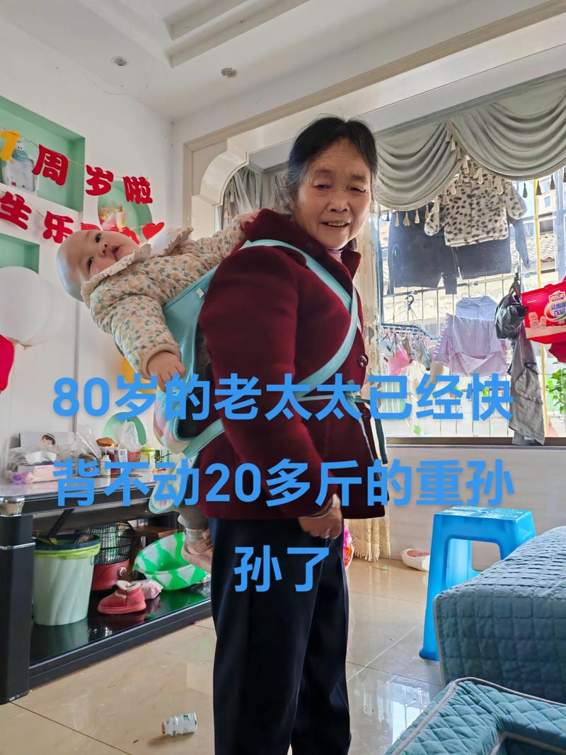 73岁老人扛80斤特产辗转千里看儿孙