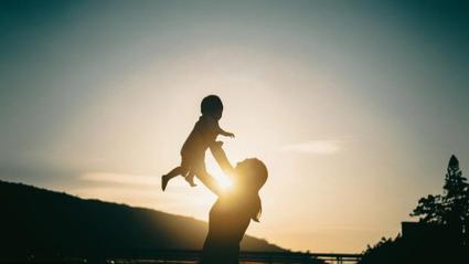 男子请育儿假陪幼女看病被开除