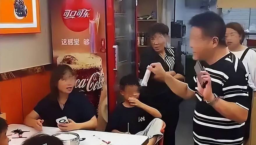 3女带4孩续面当事人将起诉面馆老板