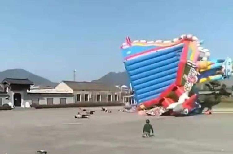 内蒙古一充气城堡被掀翻 致10人受伤