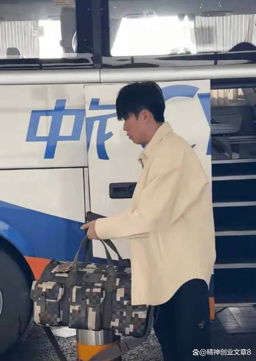 上海浦东机场“箱子垫垫员”走红