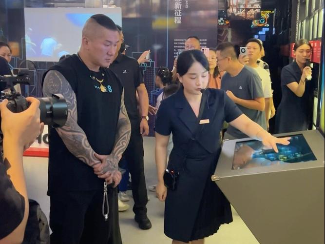 馆长现身华强北：台湾要努力建设了