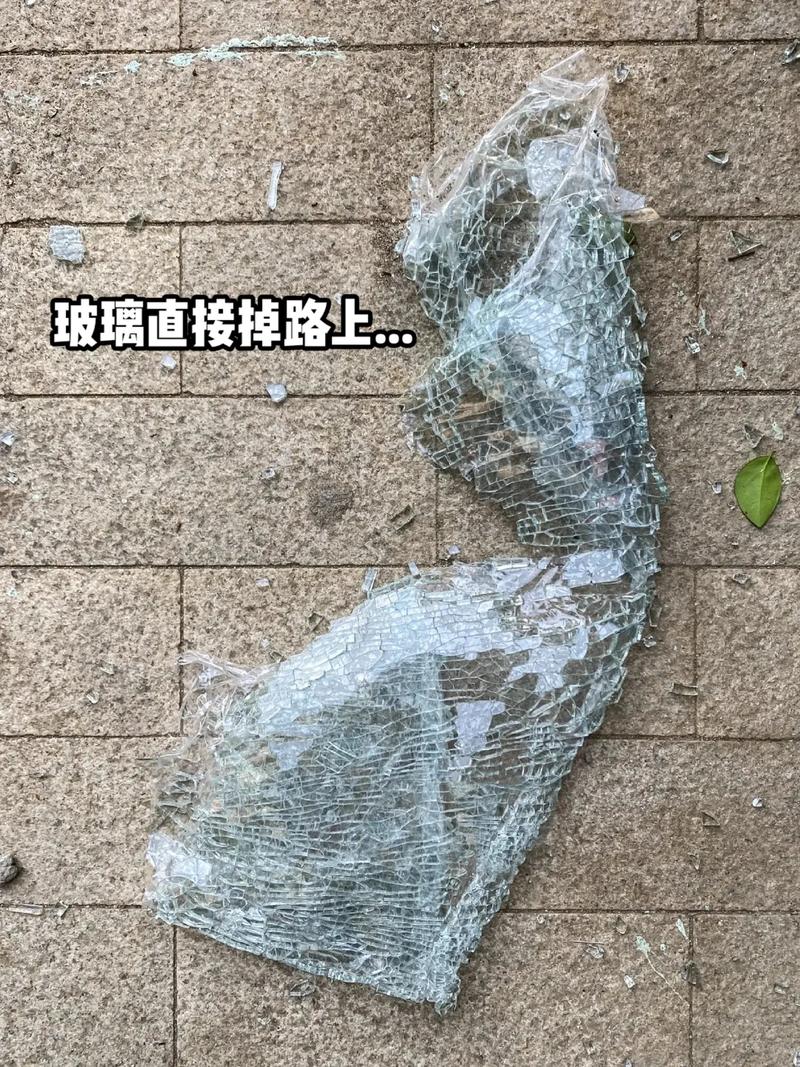 上海一路人疑被掉落的玻璃砸中去世