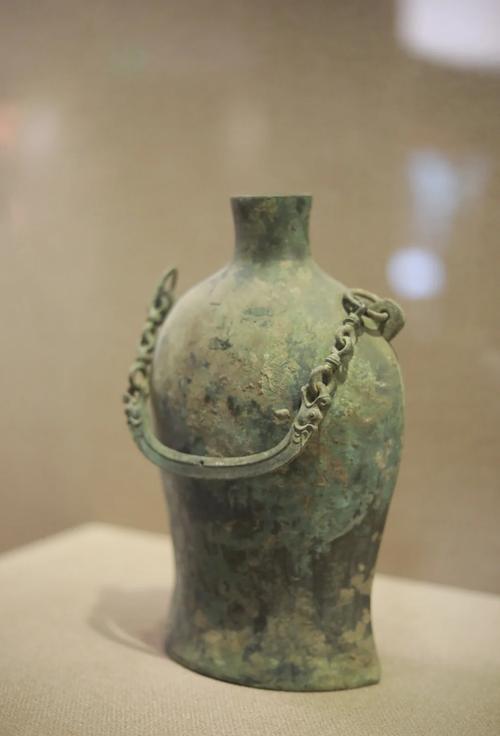青铜器展柜内有一部手机 博物院回应