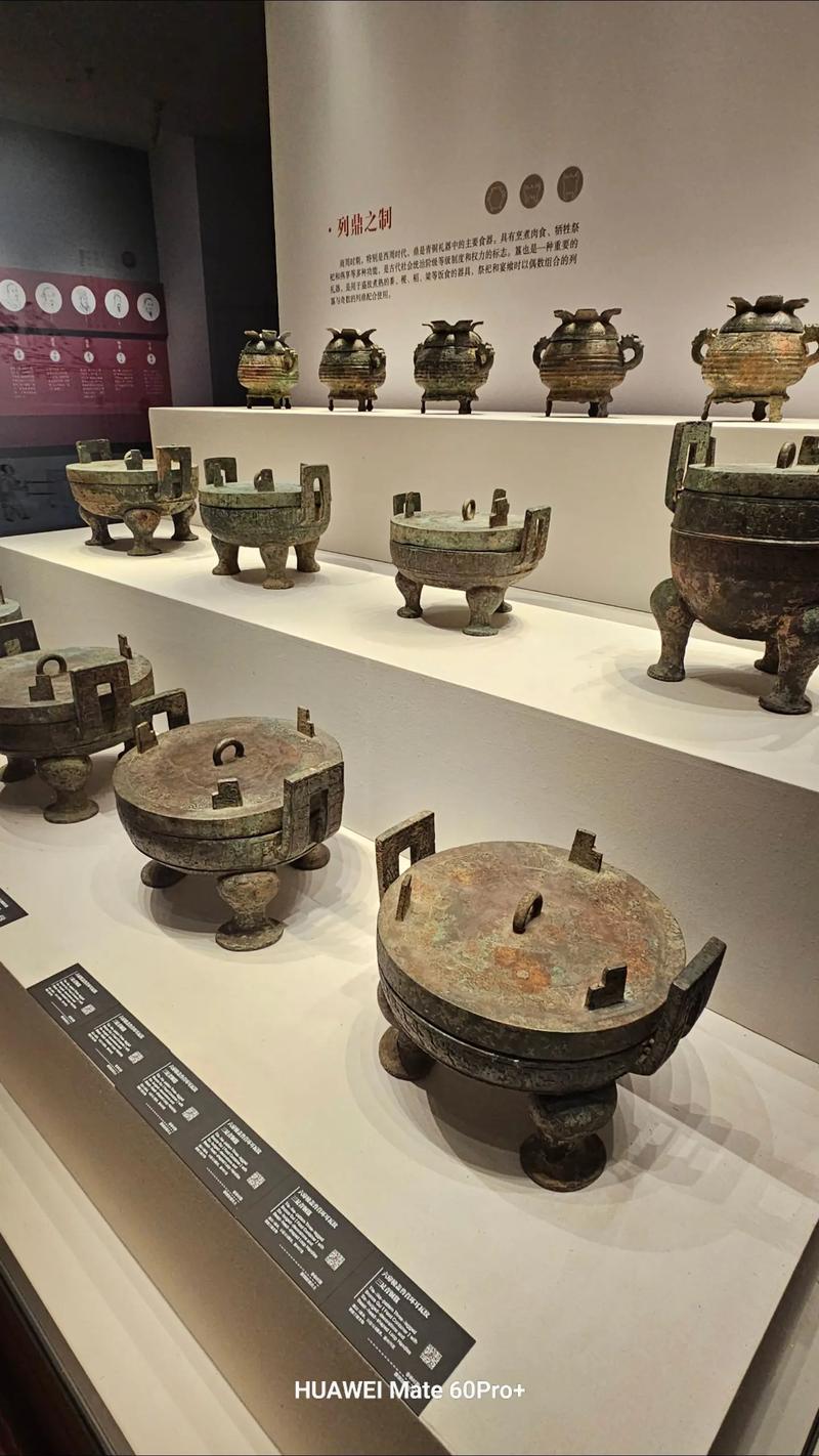 青铜器展柜内有一部手机 博物院回应