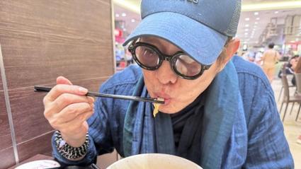 李连杰出院后吃刀削面报平安