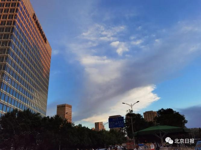 北京暴雨过后出现“双彩虹”