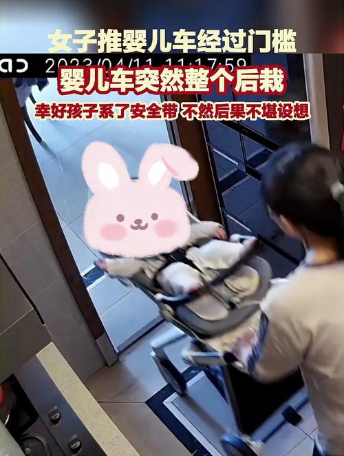 疑似女子带2名小孩推走他人婴儿车