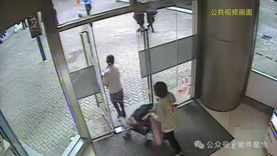 疑似女子带2名小孩推走他人婴儿车