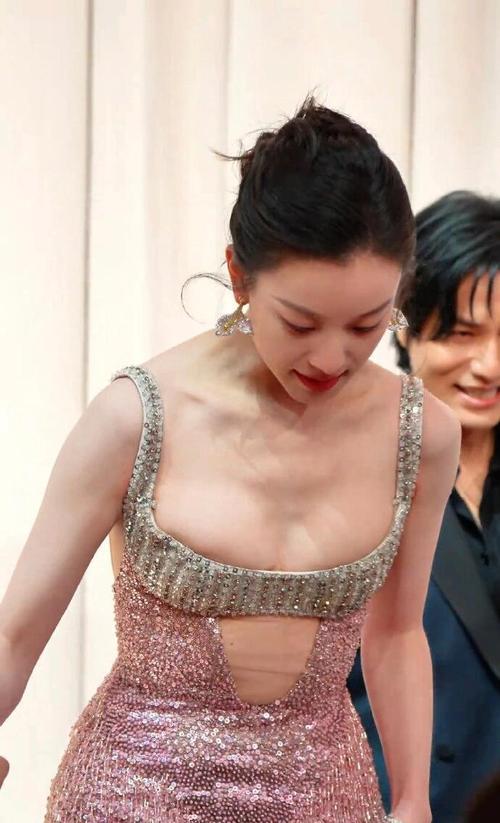 倪妮背了个“人”走红毯