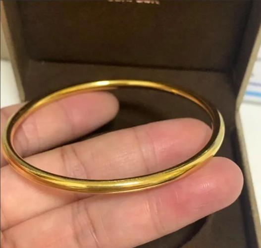 3万金镯子被猫推进垃圾桶后扔了