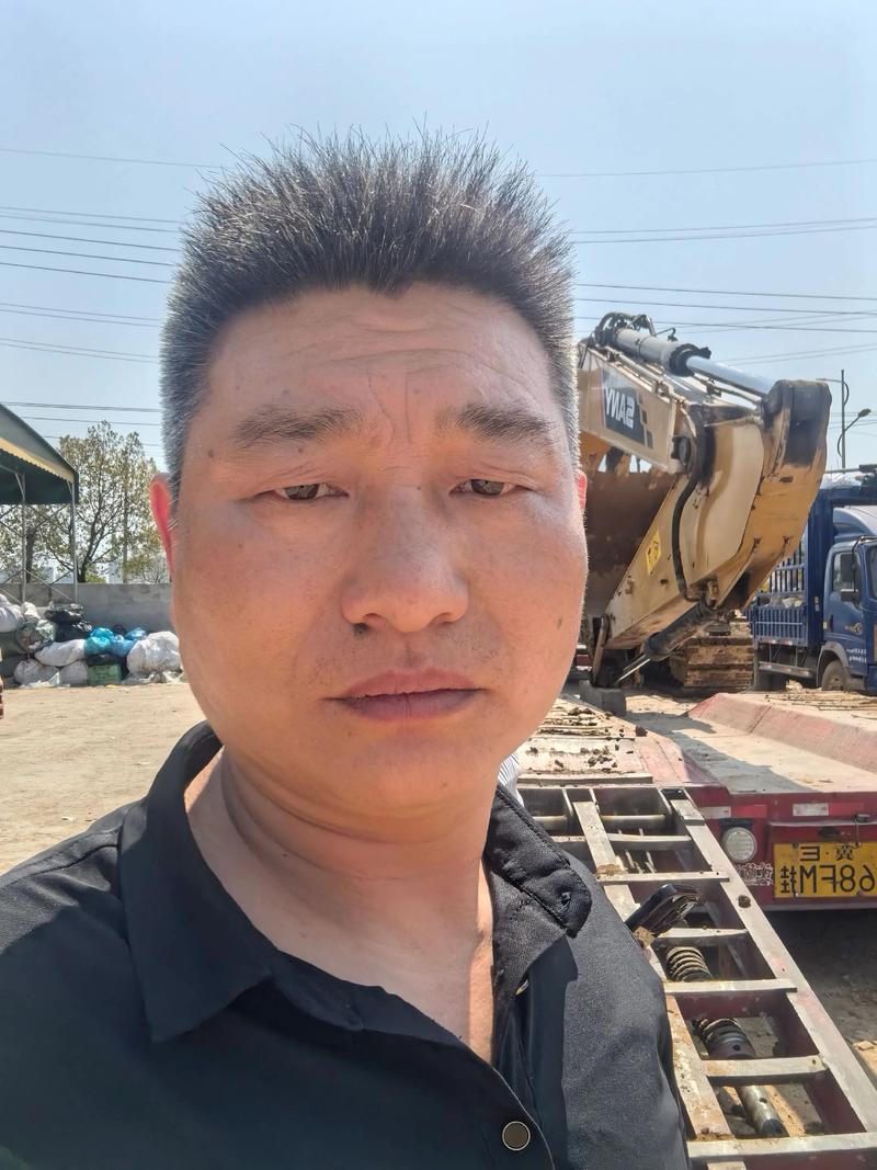 27岁河南小伙开挖机游中国成网红