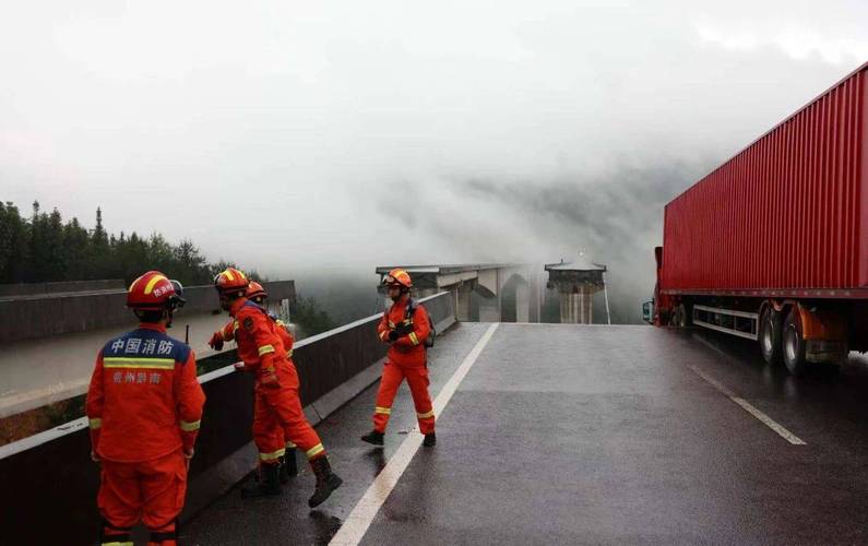 青海省长赶赴大桥事故现场指挥救援