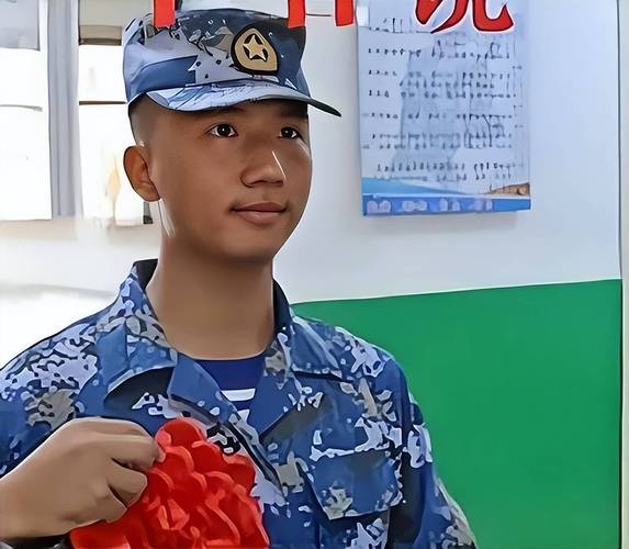 小伙16岁高考 17岁参加阅兵