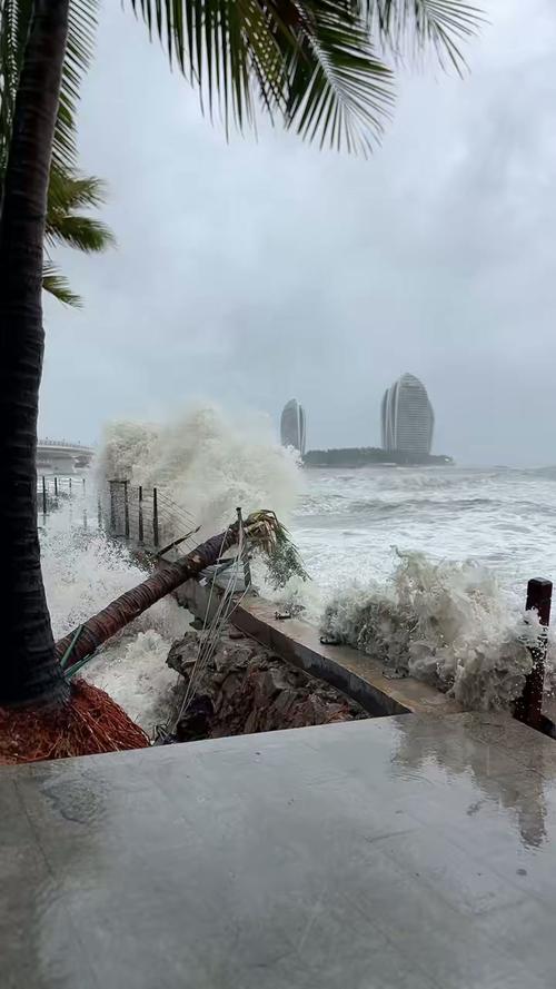 台风“剑鱼”来势猛 三亚有门窗受损