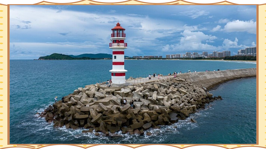 三亚海边巨浪直逼灯塔塔顶