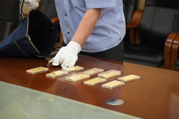 可疑人员买百万元金饰 店主被判刑