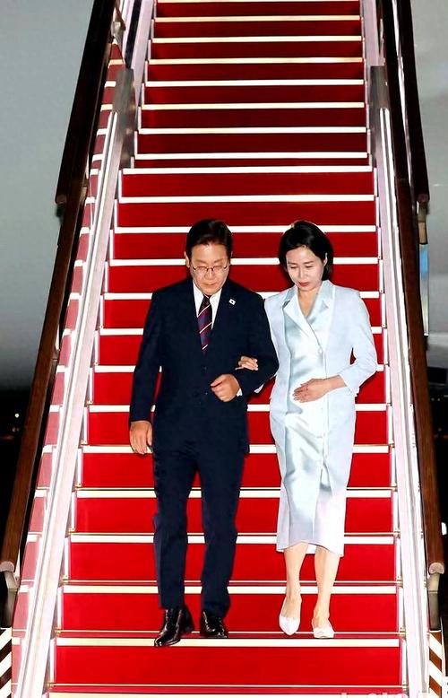 接机美国官员戴墨镜与李在明握手
