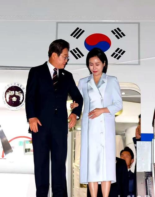 接机美国官员戴墨镜与李在明握手