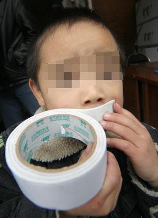 山东一幼儿园用胶带封孩子嘴?假