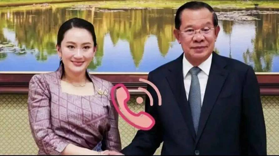佩通坦被解除泰总理职务后微笑露面
