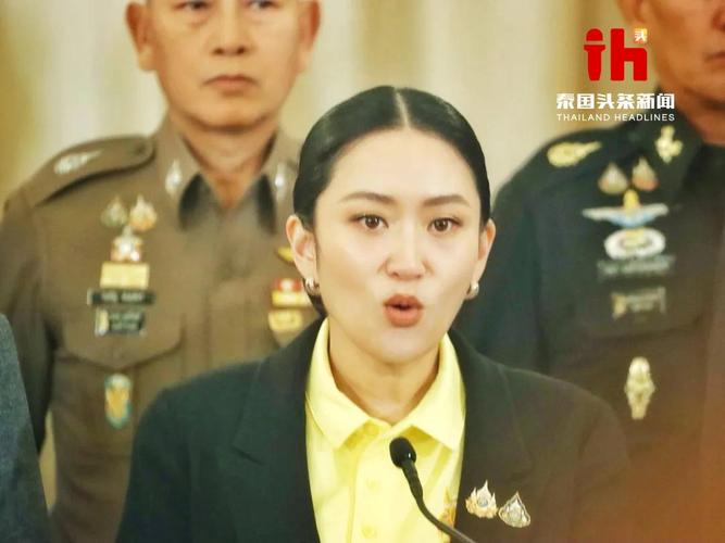 佩通坦被解除泰总理职务后微笑露面
