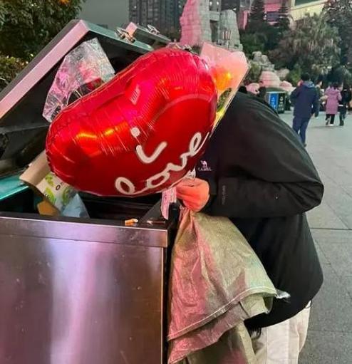 律师:七夕垃圾桶寻宝或涉嫌侵占罪