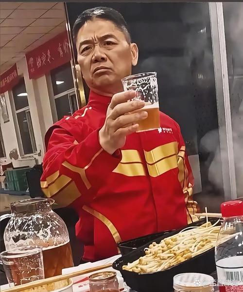 刘强东手拿啤酒为家乡宿迁队加油