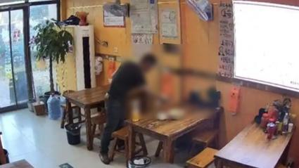 律师谈老板曝光男子抽40张纸巾