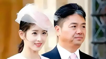 刘强东带妻子观战苏超