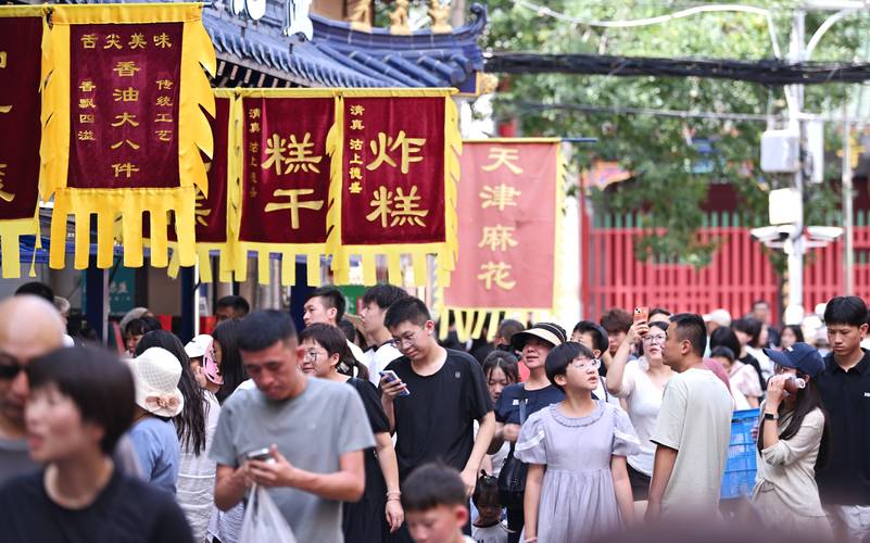 上合峰会外国记者体验天津煎饼果子