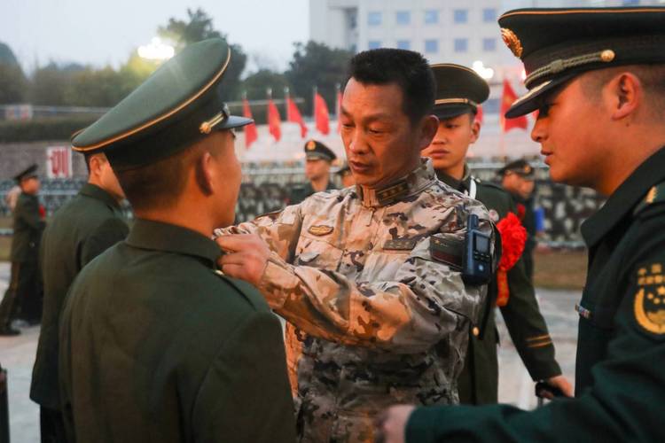 贵州独山武警战士退役哭着告别