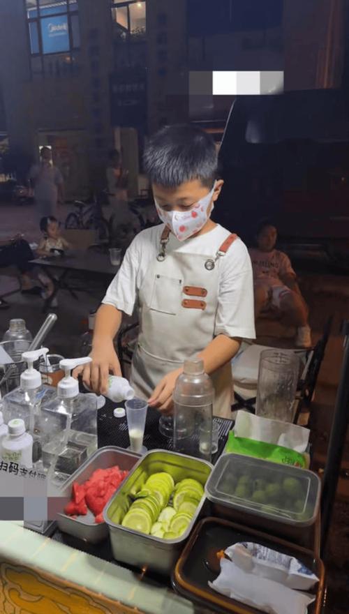 暑假卖柠檬茶走红的小孩哥开学报到
