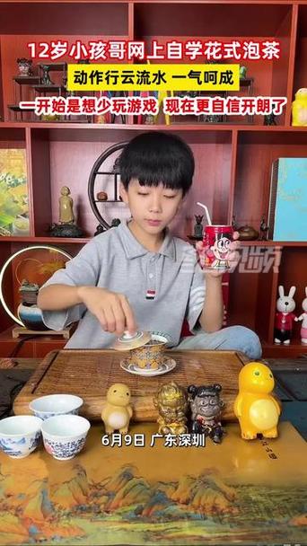 暑假卖柠檬茶走红的小孩哥开学报到