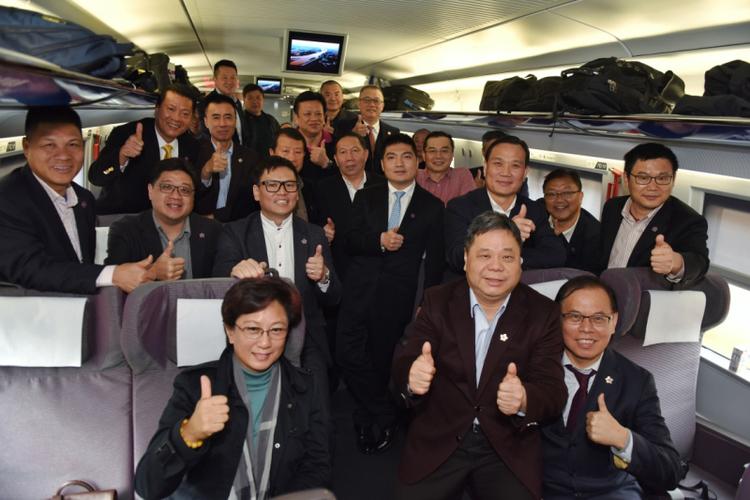 多国领导人乘高铁抵达北京