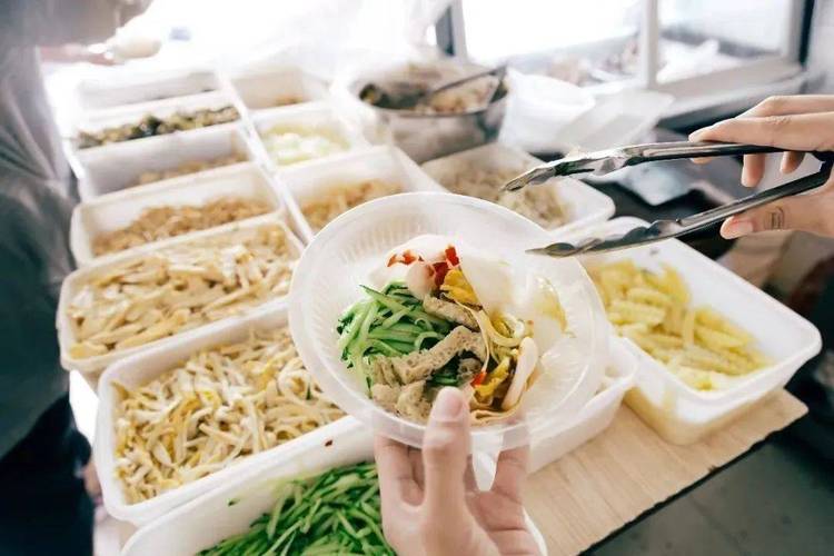 餐厅工作人员用空调水泡鸡蛋