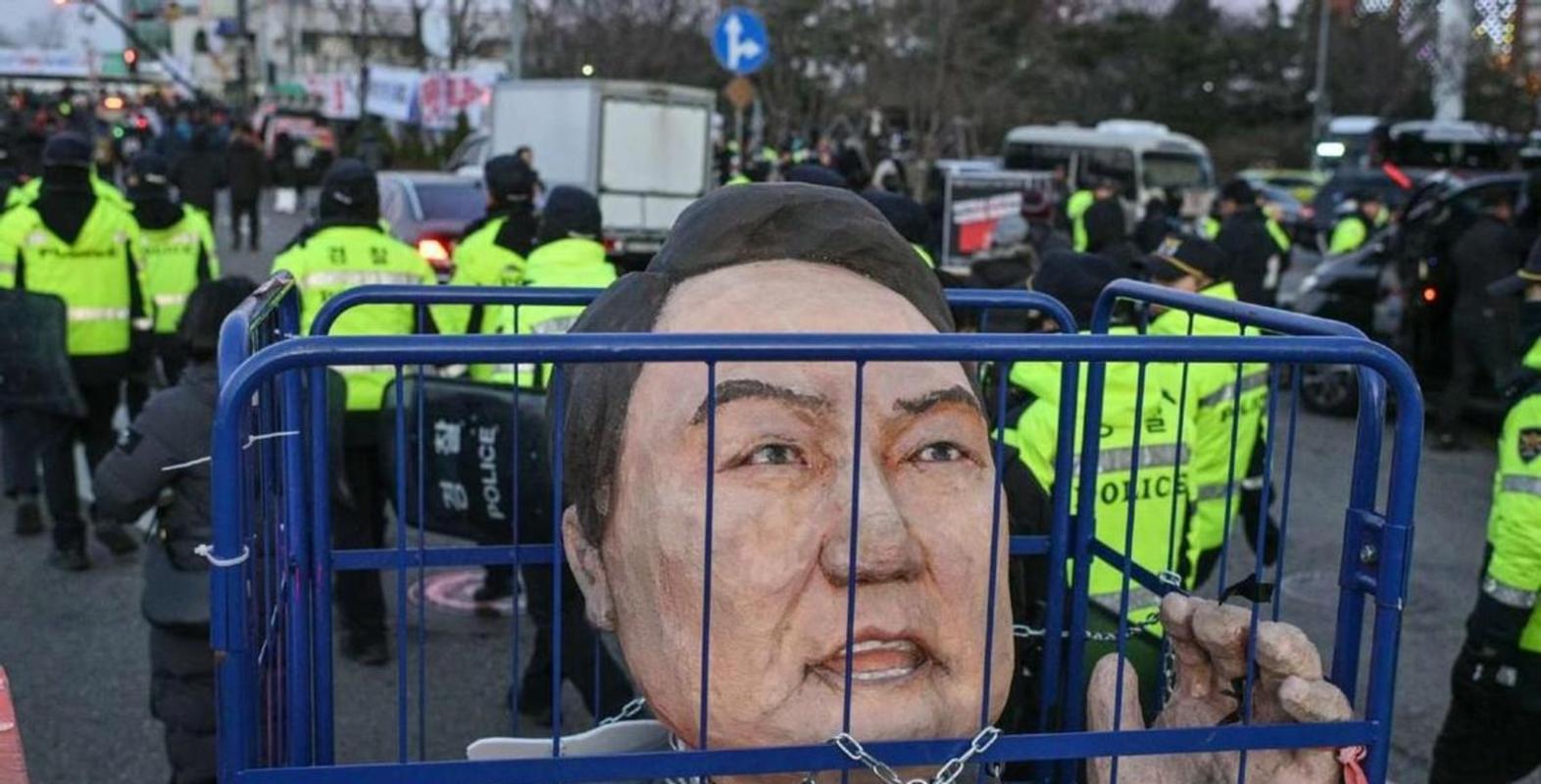 尹锡悦在拘留所拒捕监控曝光