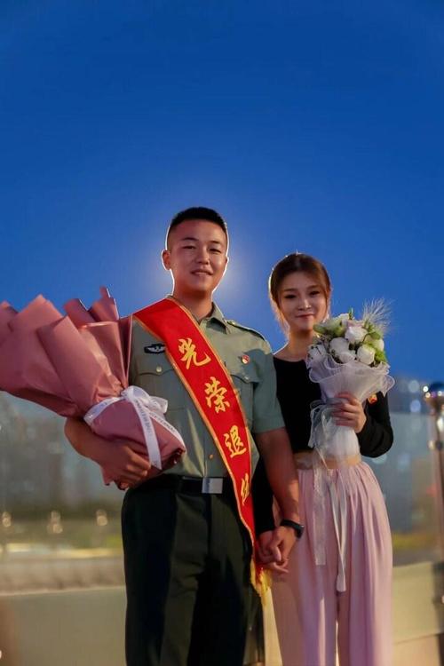 军人退役当天向相恋8年女友成功求婚