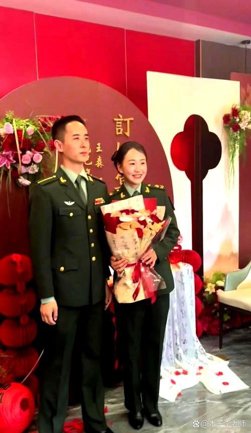 军人退役当天向相恋8年女友成功求婚