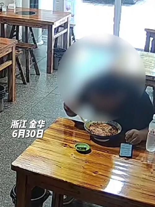 面馆老板凌晨4点做面 晚上踢汉超