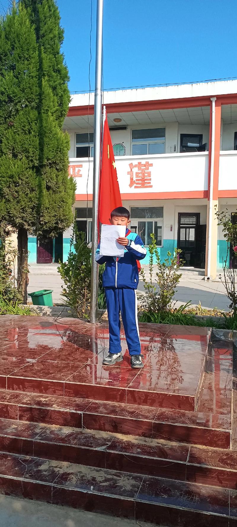 深圳一校长升旗仪式上连做71个俯卧撑