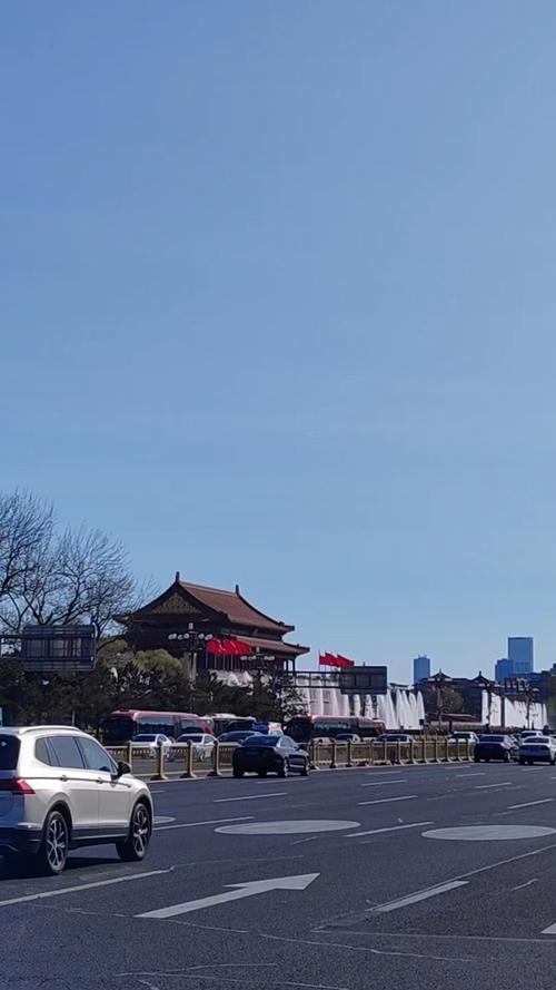 北京大街小巷悬挂国旗 全市喷泉开启